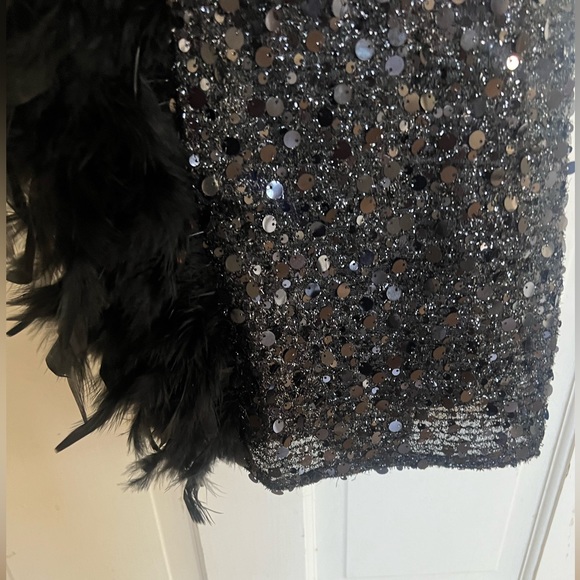 Black sequins gown with feather trim. - Picture 5 of 8